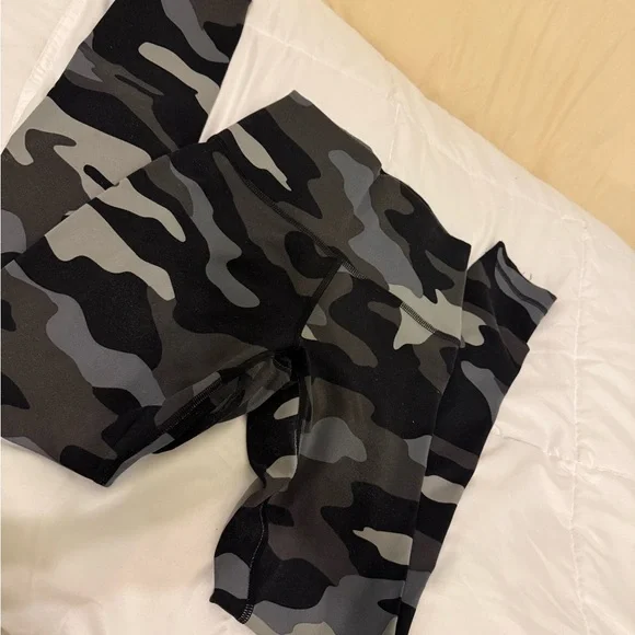 Pink VS Camouflage Leggings - Picture 4 of 5